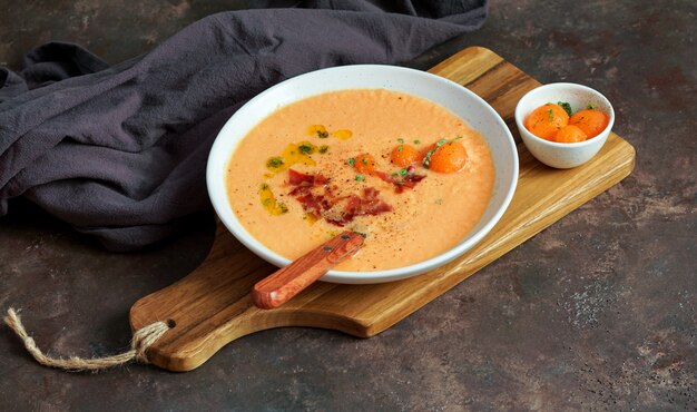 Sopa fría de melón, con jamón, plato típico español.