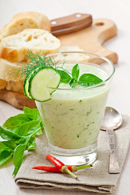 Sopa fría de pepino con albahaca