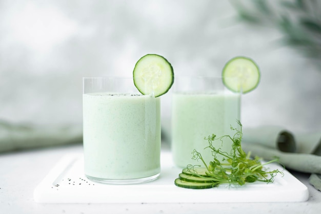 Sopa fría de pepino y microgreen en vasos grandes