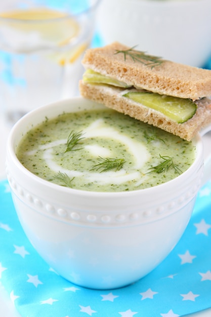 Sopa fría de pepino y yogur con eneldo y sandwich de pepino