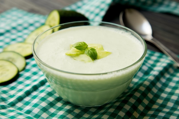 Sopa fría de pepino, yogur y menta.