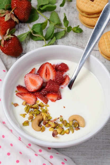 Sopa fría de suero de leche de yogur griego con fresas y anacardos de pistachos