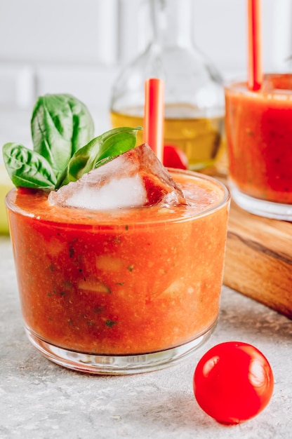 Sopa fría de tomate español Gazpacho servido con hielo en vasos Concepto de comida de verano Enfoque selectivo Foto vertical