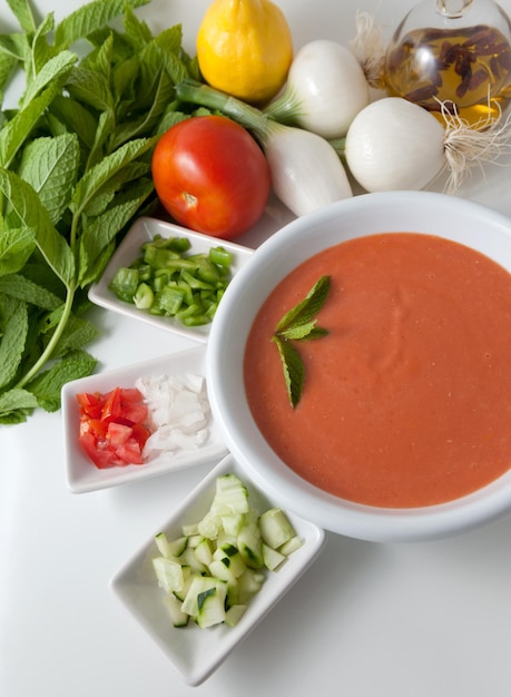 Sopa fría de tomate Gazpacho con ingredientes