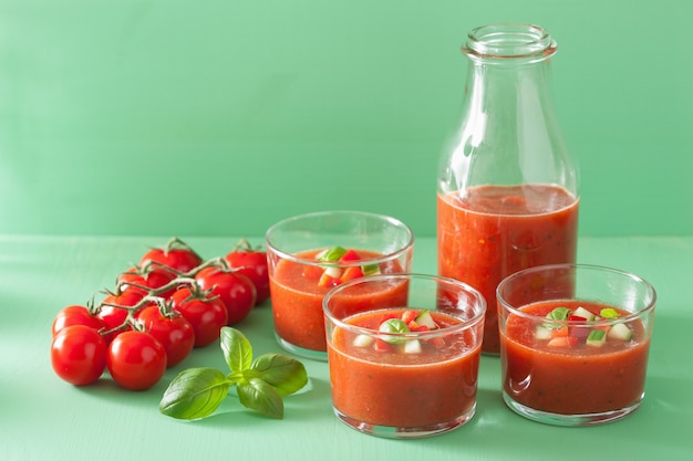 Sopa fría de tomate gazpacho en vasos