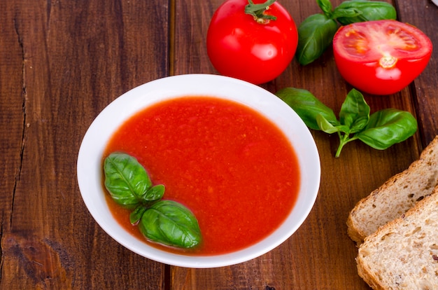 Foto sopa fría de tomate en superficie de madera