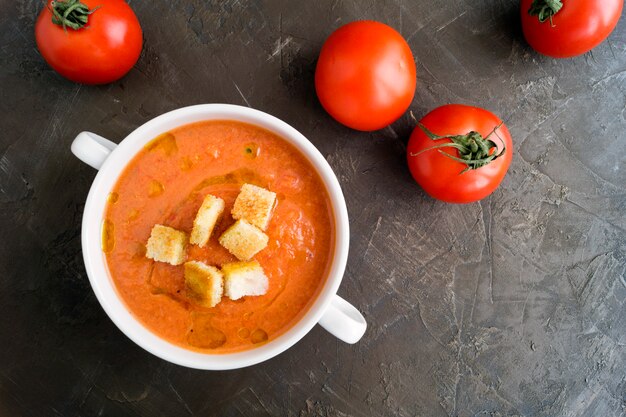 Sopa fria tradicional de gaspacho. Espanhol, cozinha mediterrânea.