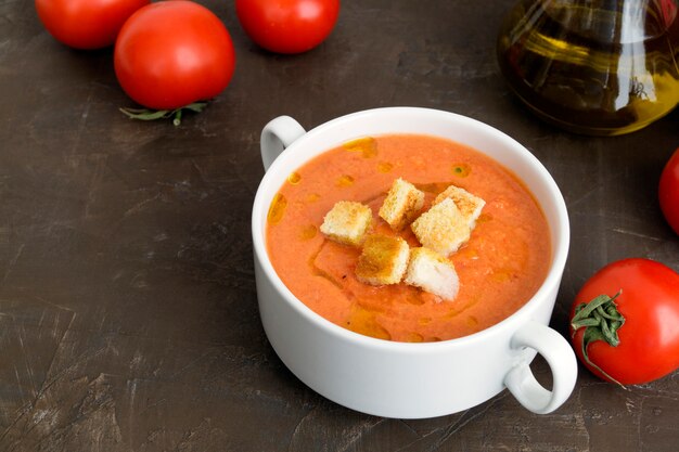 Sopa fria tradicional de gaspacho. Espanhol, cozinha mediterrânea.