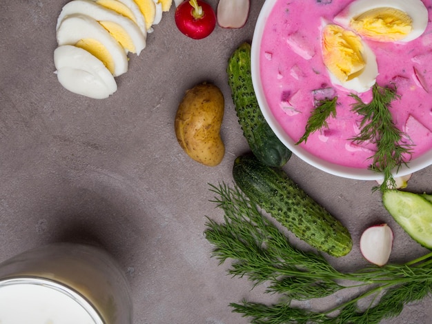 Sopa fría vegetariana de verano con remolacha en espacio de copia de mesa de hormigón