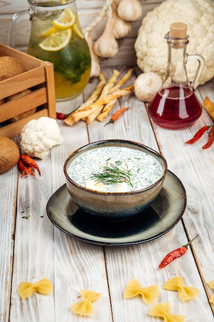 Sopa fría de verano cocina rusa okroshka