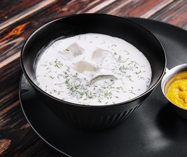 Sopa fría de verano okroshka con cubitos de hielo.