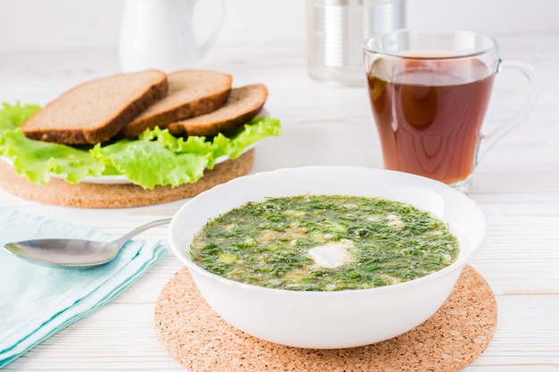 Sopa fría con verduras y hierbas aderezadas con pan kvas