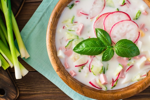 Sopa fría con verduras, hierbas y kéfir.