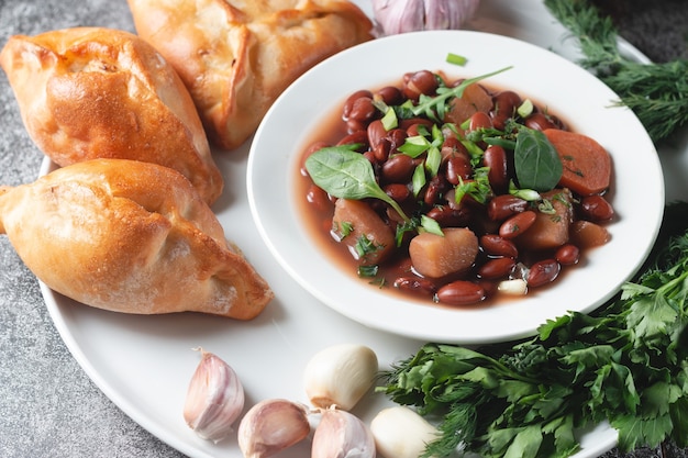 Sopa de frijoles con hierbas en un tazón blanco