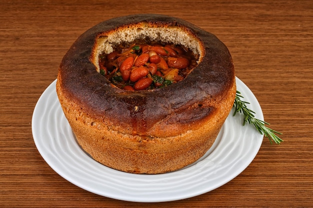 Sopa de frijoles en pan