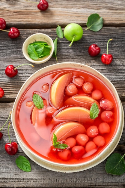 Sopa de fruta fresca y sabrosa hecha de cerezas y manzanas