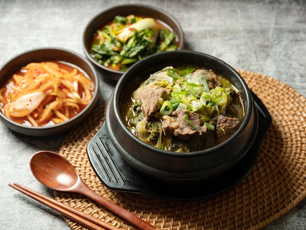 Sopa Galbi e vários acompanhamentos em uma panela quente