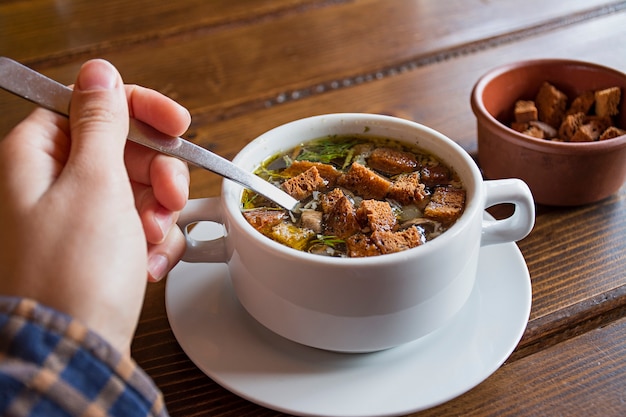 Sopa con galletas. Caldo de pollo con galletas.