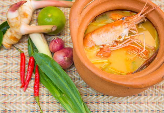 Foto sopa de gambas y hierba de limón con setas