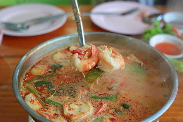 Sopa de gambas y limón con setas o