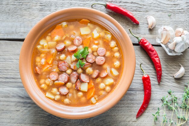 Sopa de garbanzos y chorizo ahumado