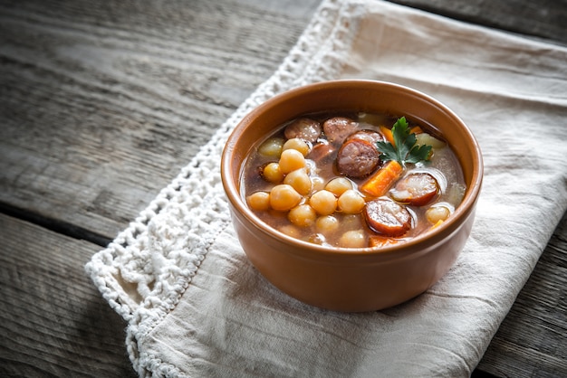 Sopa de garbanzos y chorizo ahumado