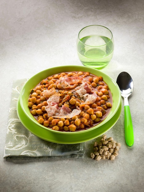 Sopa de garbanzos con tocino y salsa de tomate