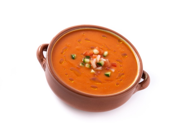 Sopa de gazpacho en crockpot aislado