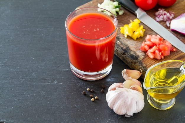 Sopa de gazpacho e ingredientes