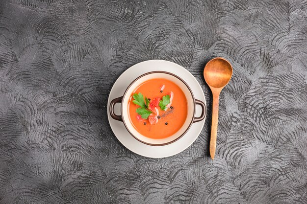 Sopa de gazpacho fría española con tomates y hierbas frescas