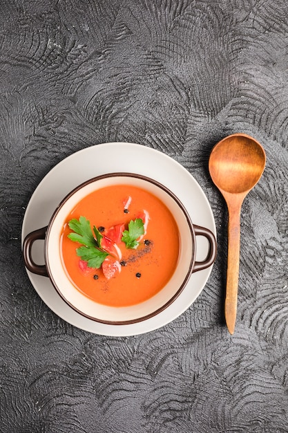 Sopa de gazpacho fría española con tomates y hierbas frescas