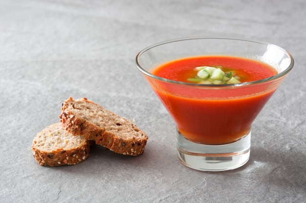 Sopa de gazpacho frío tradicional español en piedra gris