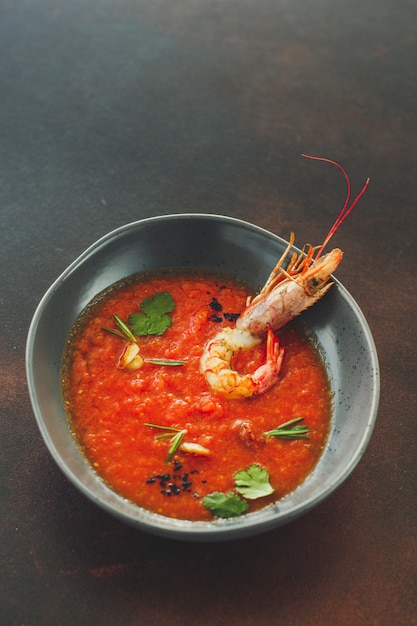 Foto sopa de gazpacho con gambas (sopa roja). fondo de la comida copia espacio