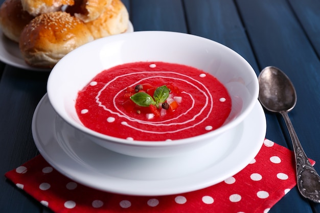 Sopa de gazpacho en mesa de madera de color