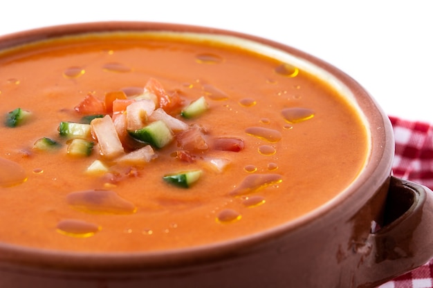 Sopa de gazpacho en olla de barro aislado.