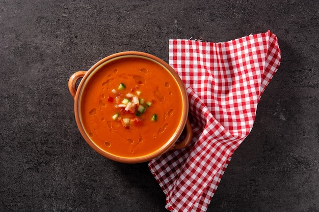 Sopa de gazpacho en olla de barro e ingrediente