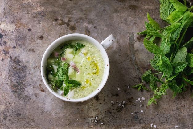 Sopa de gazpacho de remolacha con queso feta