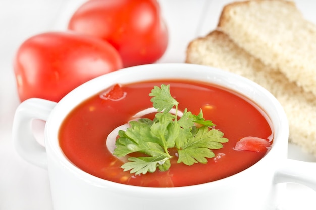 Sopa de gazpacho de tomate y dos rebanadas de pan