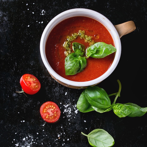 Sopa de gazpacho de tomate con pesto