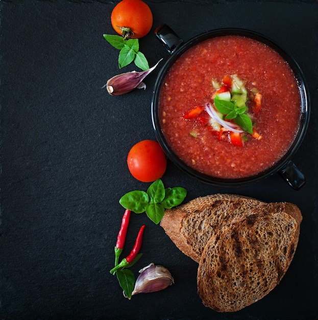 Sopa de gazpacho de tomate con pimienta y ajo