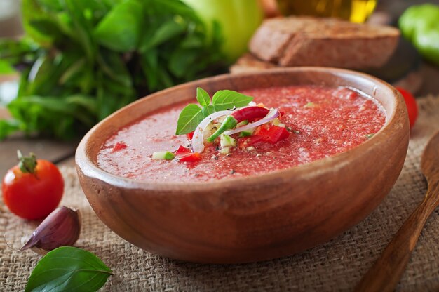 Sopa de gazpacho de tomate con pimiento y ajo.