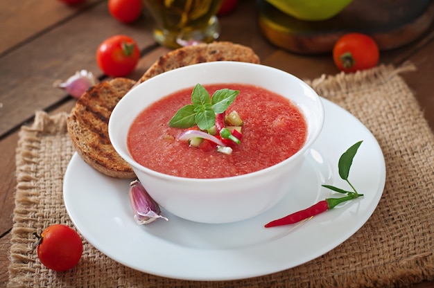 Sopa de gazpacho de tomate con pimiento y ajo