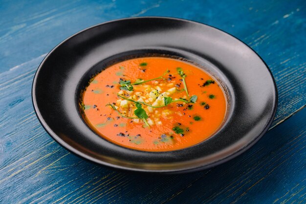 Sopa de gazpacho de tomate en un plato negro