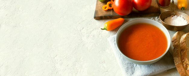 Sopa de gazpacho de tomate con verduras frescas