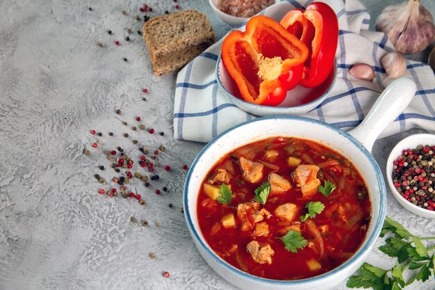 Sopa de goulash húngaro con pimentón especias y hierbas Cocina tradicional plato nacional