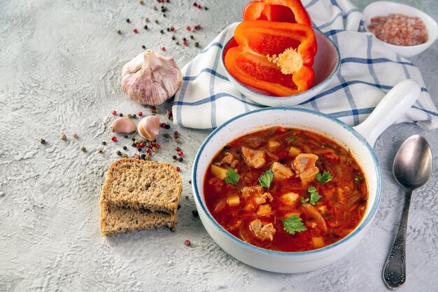 Sopa de goulash húngaro con pimentón especias y hierbas Cocina tradicional plato nacional