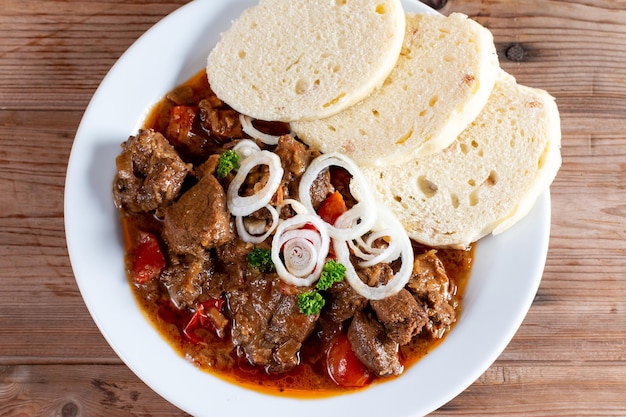 Sopa goulash tradicional com guisado e páprica