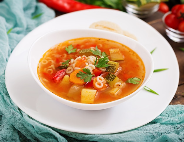 Foto sopa grossa de vegetais e macarrão