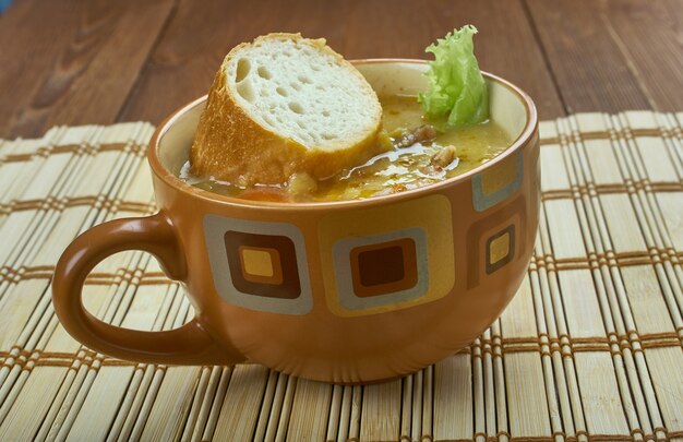 Foto sopa de guisantes al estilo quebequense, plato tradicional canadiense