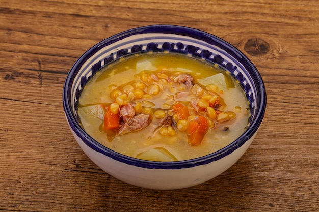 Sopa de guisantes con costillas ahumadas